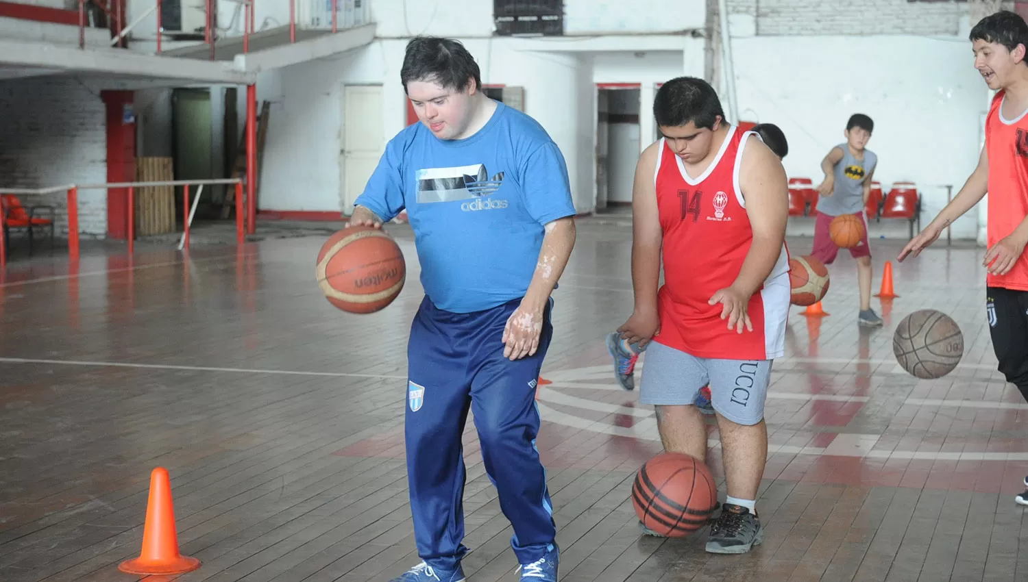 EN LA PRÁCTICA. Daniel Gómez y Mariano Farías pican la pelota durante el entrenamiento de los “Soñadores de la Vida”. 