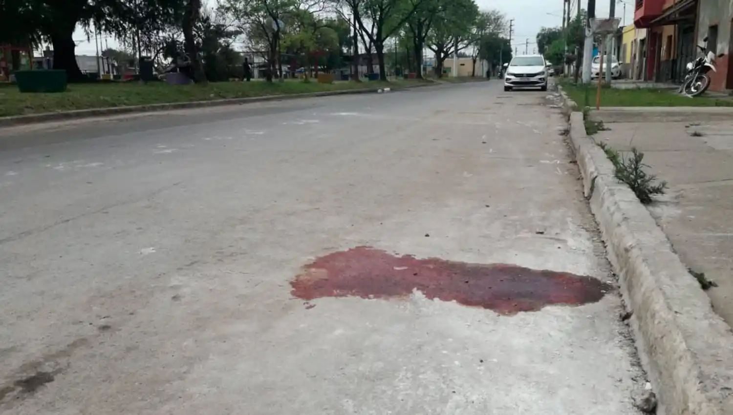 PRUEBAS. La mancha de sangre marca el lugar donde estaba el cuerpo. 