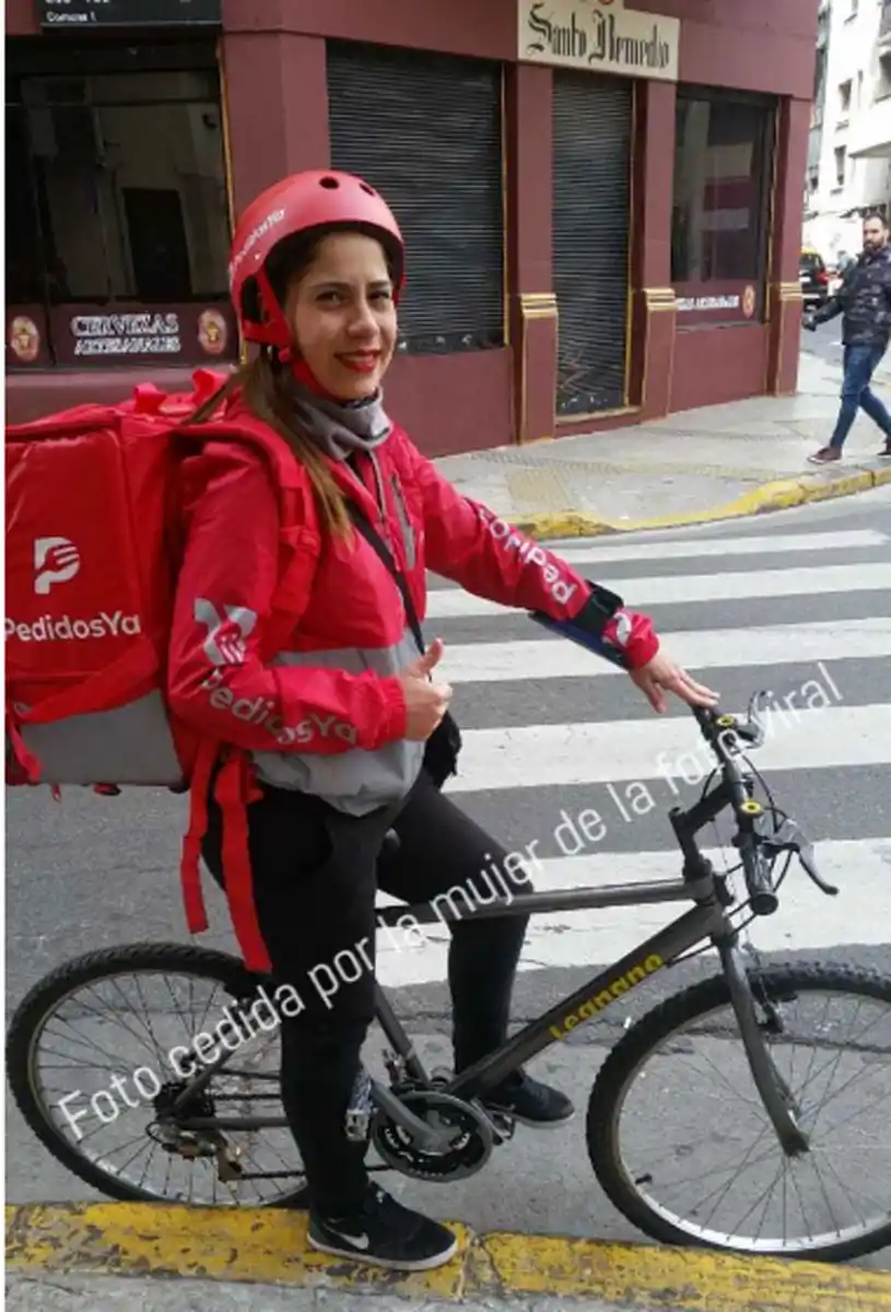 La historia detrás de la foto viral sobre la madre repartidora de PedidosYa