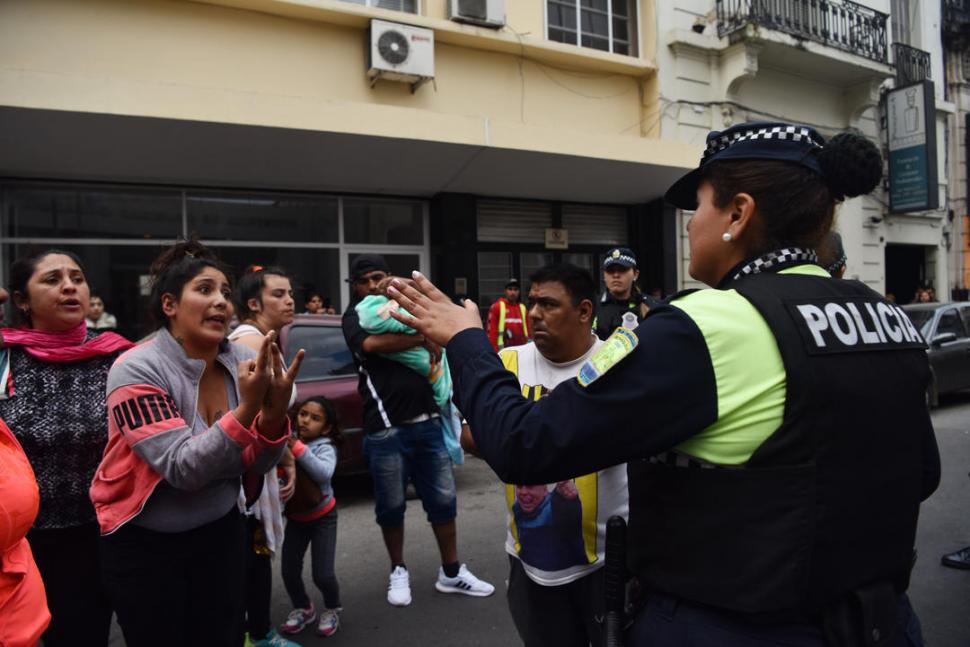 QUEJAS. Familiares de los detenidos discuten con una policía en plena calla San Martín al 200. 