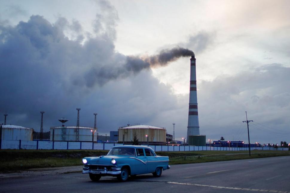 LEYENDA. Arriba, la planta termoeléctrica en Santa Cruz del Norte produce energía a partir de combustible fósil. Abajo, al lado de una figura de Ernesto “Che” Guevara, al pie de de una imagen del ex presidente venezolana Hugo Chávez, se lee la expresión “El mejor amigo de Cuba”. 