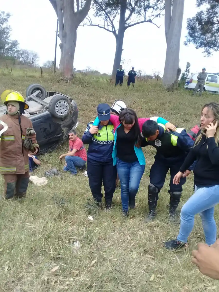 Una familia volcó en la ruta 9: un bebé resultó lesionado