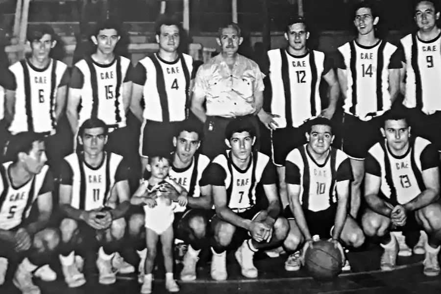HISTÓRICO. En la foto, aparece el plantel de Estudiantes que en la temporada 1968 logró adjudicarse el Anual de Primera división de la Asociación Tucumana de Basquetbol. El quinteto de Monteagudo 955 venció en el cotejo decisivo a Juan Bautista Alberdi. El encuentro final se desarrolló en el estadio de Defensores de Villa Luján, que lució como en sus mejores noches.