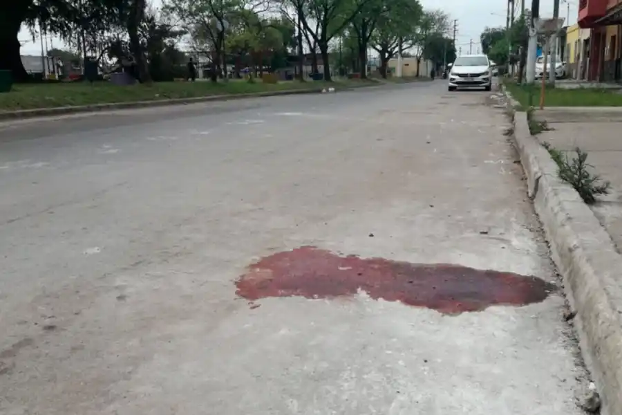 PRUEBAS. La mancha de sangre marca el lugar donde estaba el cuerpo. 
