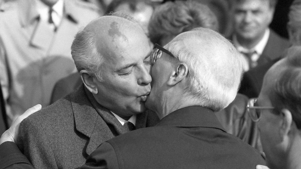 EL FINAL. Gorvachov saluda a Honecker, días antes de la caída del muro. 