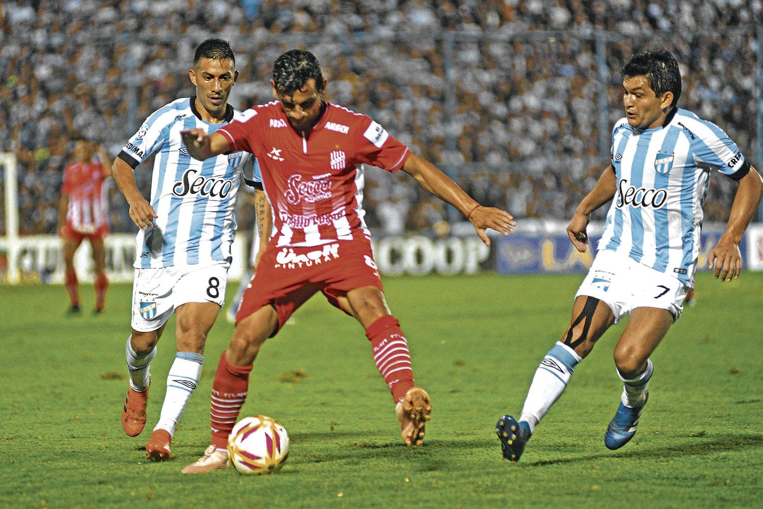 GRANDES REFERENTES. “Tino” Costa y “Bebé” Acosta (con la N° 8) y “Pulguita” Rodríguez (con la N°7), en el partido de 2018.