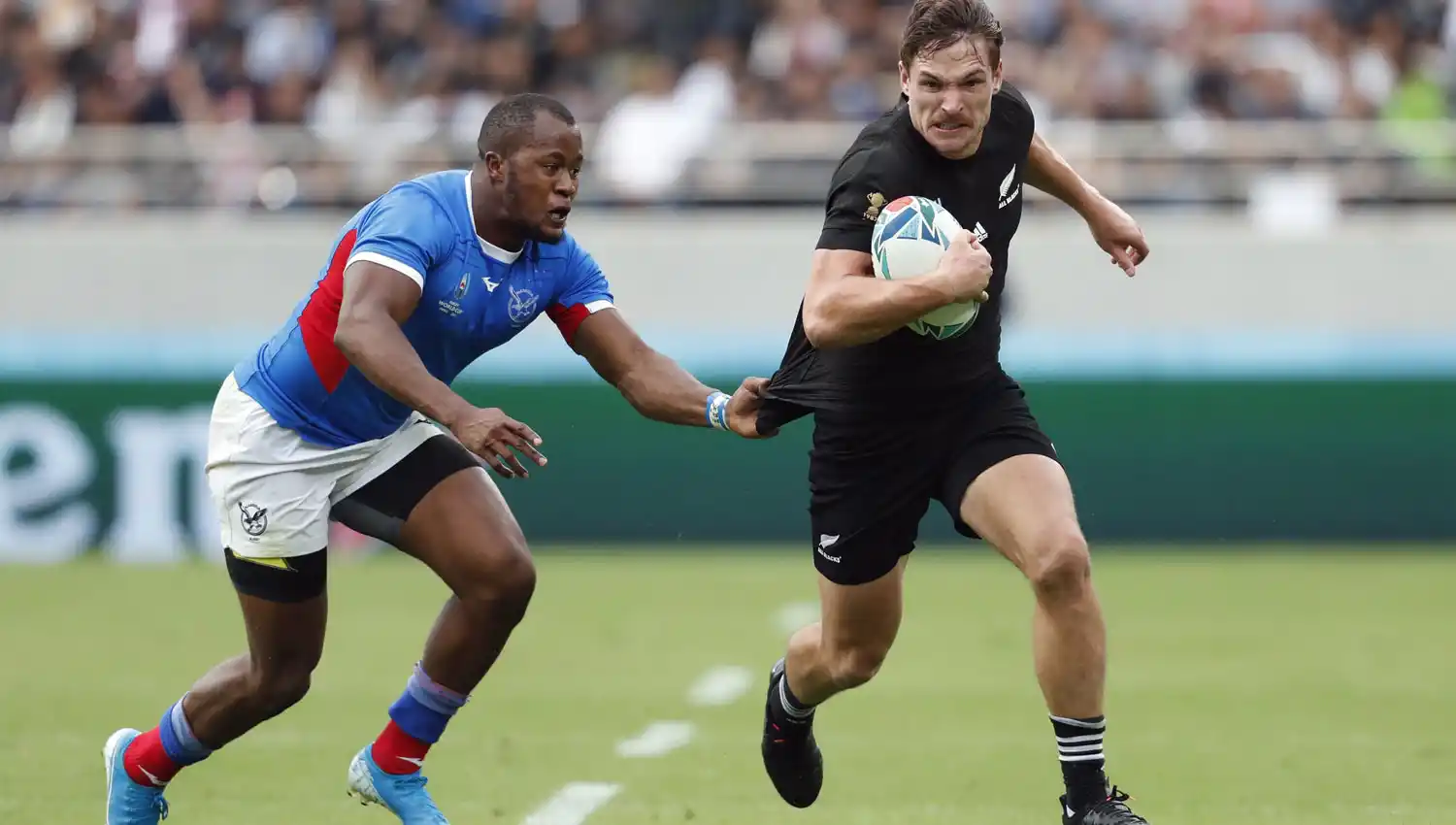 SIN PROBLEMAS. George Bridge escapa a la marca de un rival en un partido sencillo para los All Blacks.