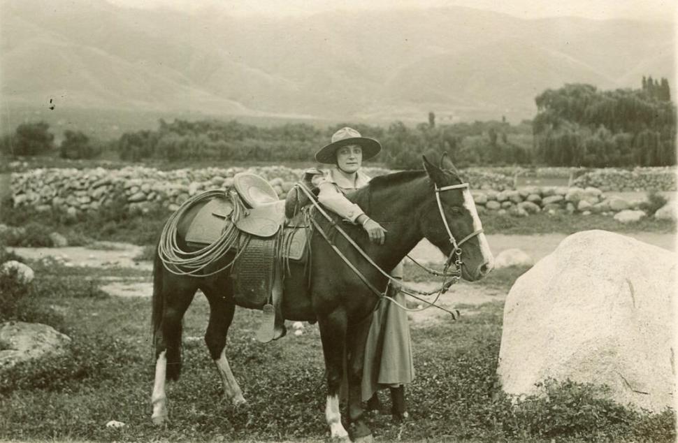 LAS MUJERES. Una veraneante, en los años 1920, se apresta a subir a su cabalgadura.