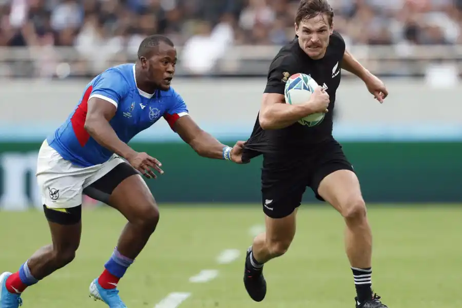 SIN PROBLEMAS. George Bridge escapa a la marca de un rival en un partido sencillo para los All Blacks.