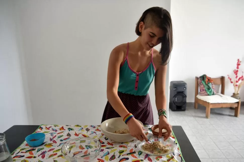 EN LA COCINA. Belén Reynals prepara unas trufas hechas con dátiles, bagazo de leche de nuez y coco rallado. 