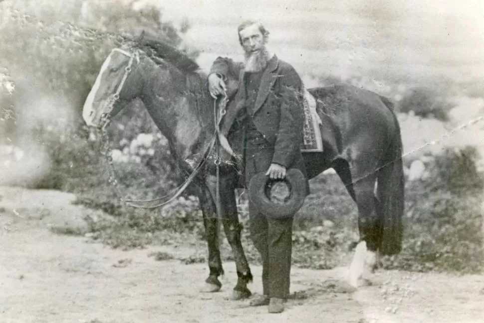 DON CLEMENTE. El estanciero de Tafí del Valle, don Clemente Zavaleta-Silva, posa junto a su caballo, en una foto de fines del siglo XIX. 