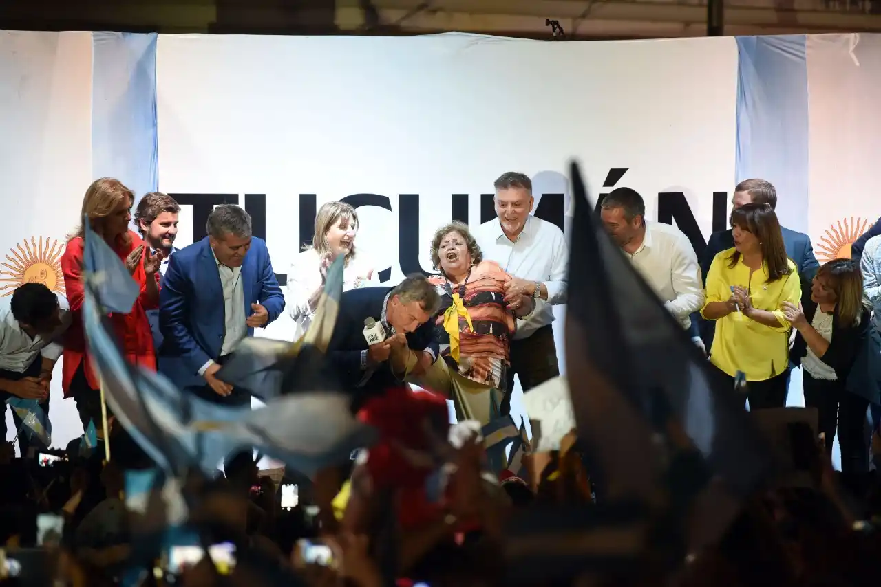 El momento en el que Macri le besa el pie descalzo a Manuela, la jubilada que subió al escenario.