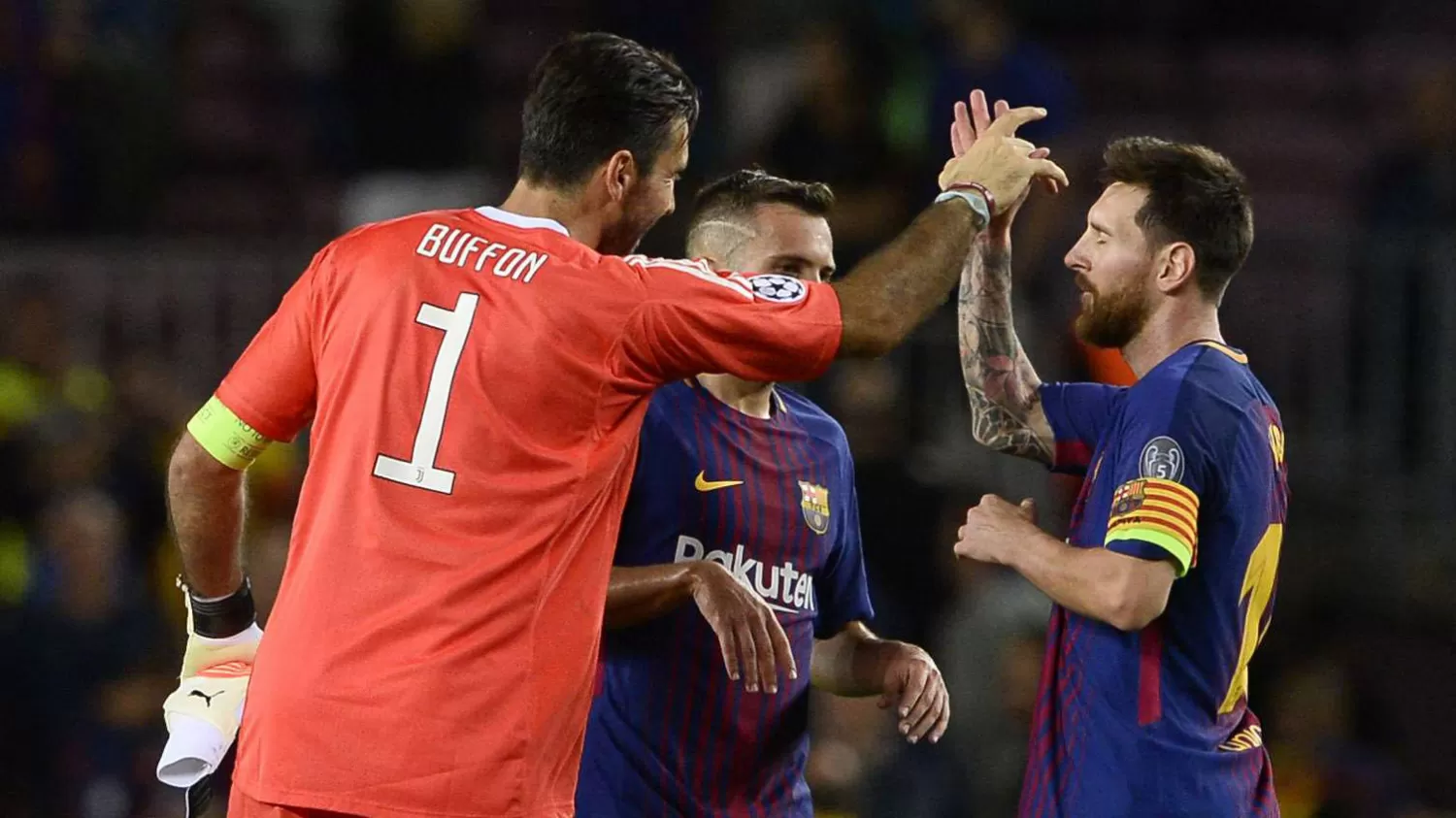 Buffon y Messi, tras un duelo Juventus-Barcelona. (ARCHIVO)