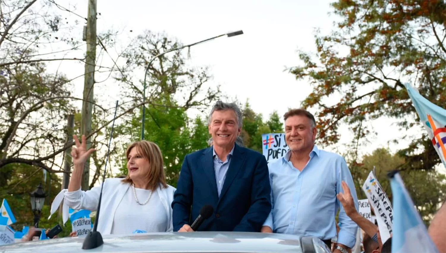 Macri, en caravana a la plaza Independencia para apuntalar la campaña de Cambiemos