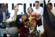 Quién es Manuela, la Cenicienta a la que Macri le besó los pies