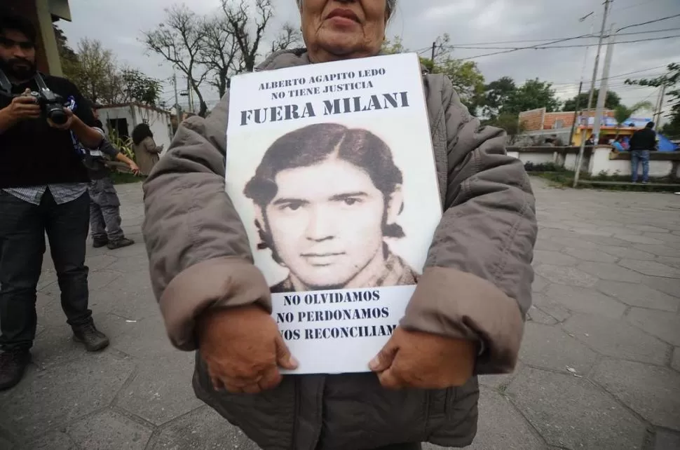 HOMENAJE EN MONTEROS. Una familiar del soldado Ledo exhibe un cartel de repudio a Milani en junio de 2017. 
