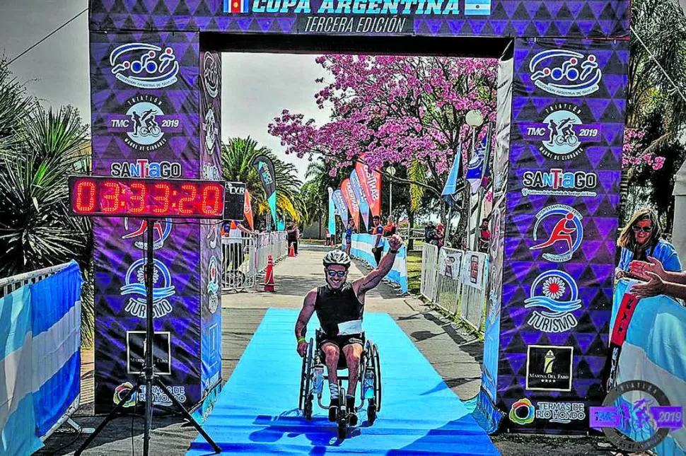 CUMPLIÓ. Palacio llega feliz tras completar el triatlón en Las Termas. El paratriatleta quiere tener la misma postal el 3 de noviembre, cuando corra el Ironman. 