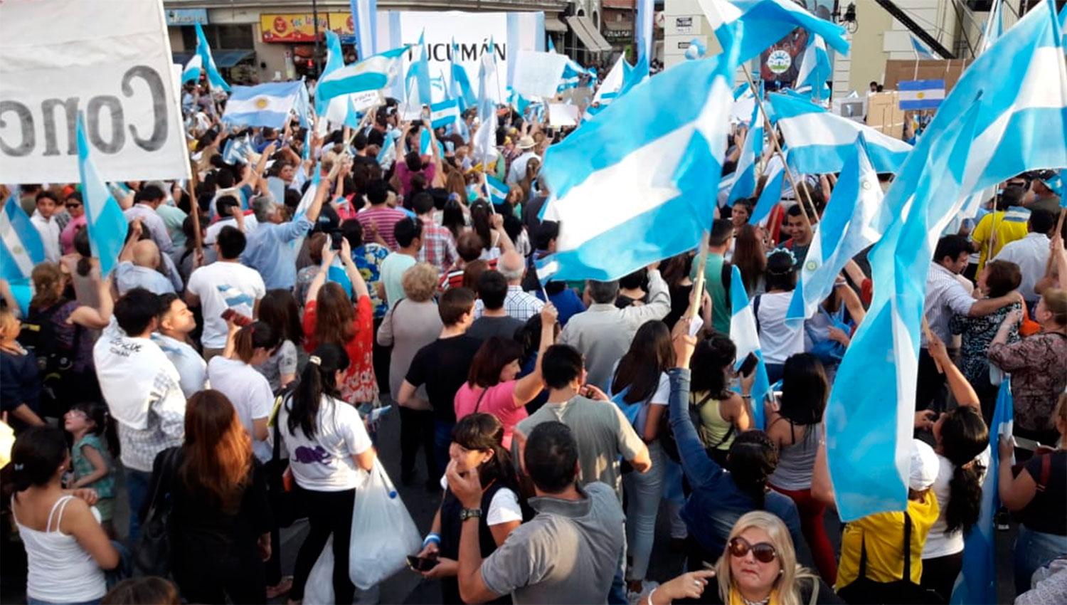 Macri, en caravana a la plaza Independencia para apuntalar la campaña de Cambiemos