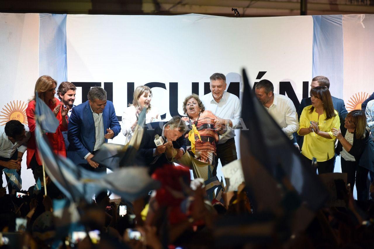 El momento en el que Macri le besa el pie descalzo a Manuela, la jubilada que subió al escenario.