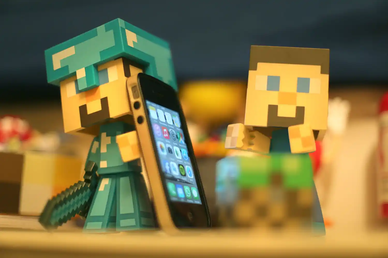 FANÁTICOS. Los niños manifiestan su fanatismo comprando objetos alusivos a los juegos.