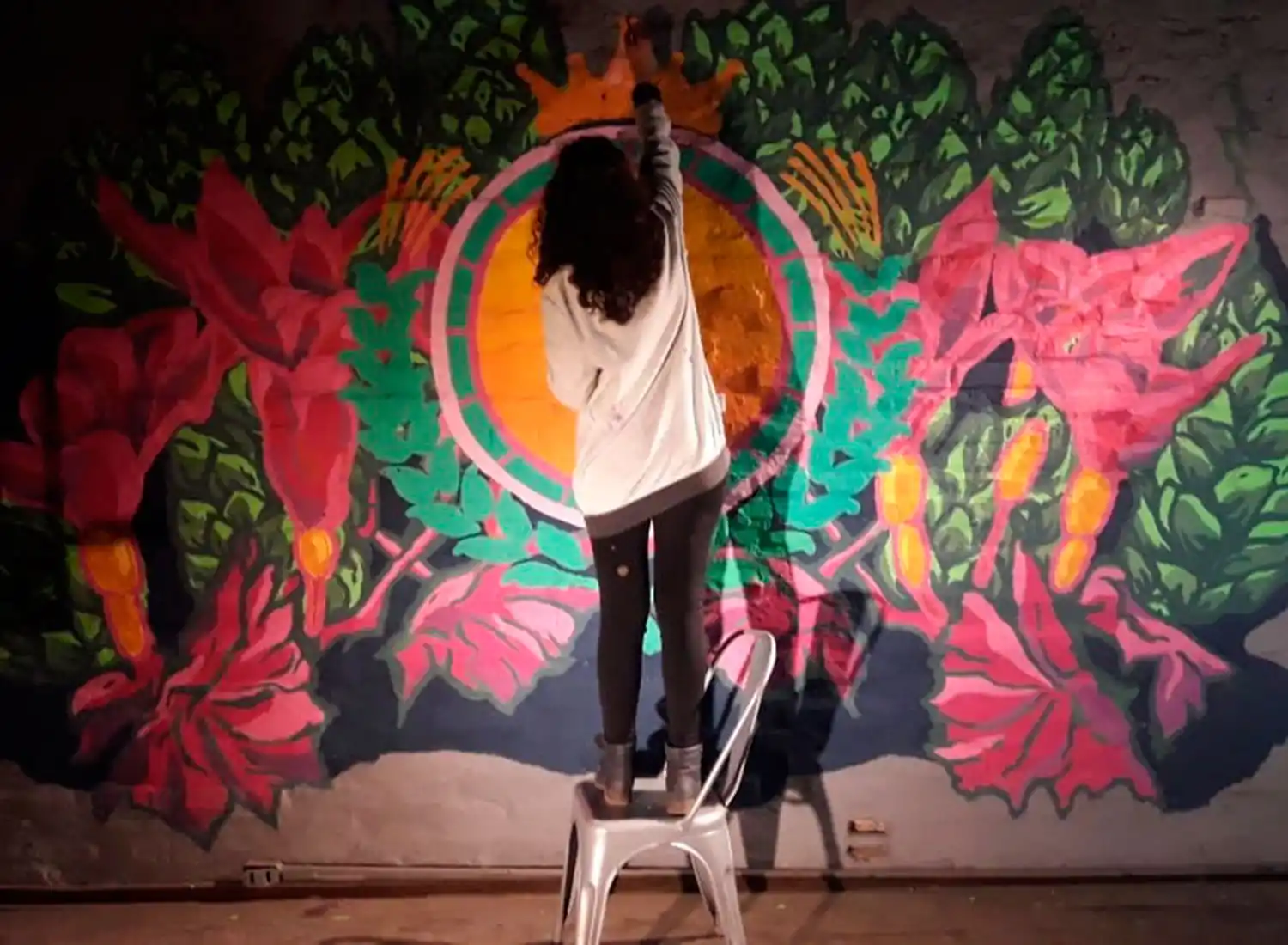 A PUNTO. Ludmila Ríos Guillén, con los últimos toques en su mural.