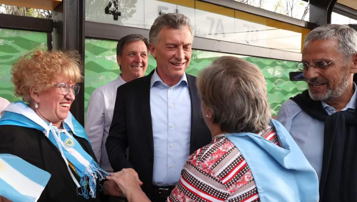 Macri arribó esta tarde a Neuquén y tuvo un breve diálogo con un grupo de vecinos. TÉLAM