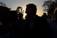 Una curiosa faja y un caminar encorvado: el irónico posteo de Rial tras la visita de Macri a Tucumán