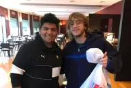 Un tucumano conoció a Paulo Londra y le regaló la camiseta de San Martín