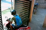 Video: un joven abrió la puerta y se llevó la moto del jardinero