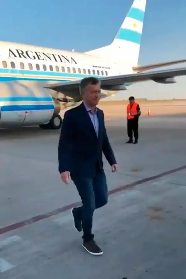 El Presidente baja del avión oficial en el aeropuerto Benjamín Matienzo.