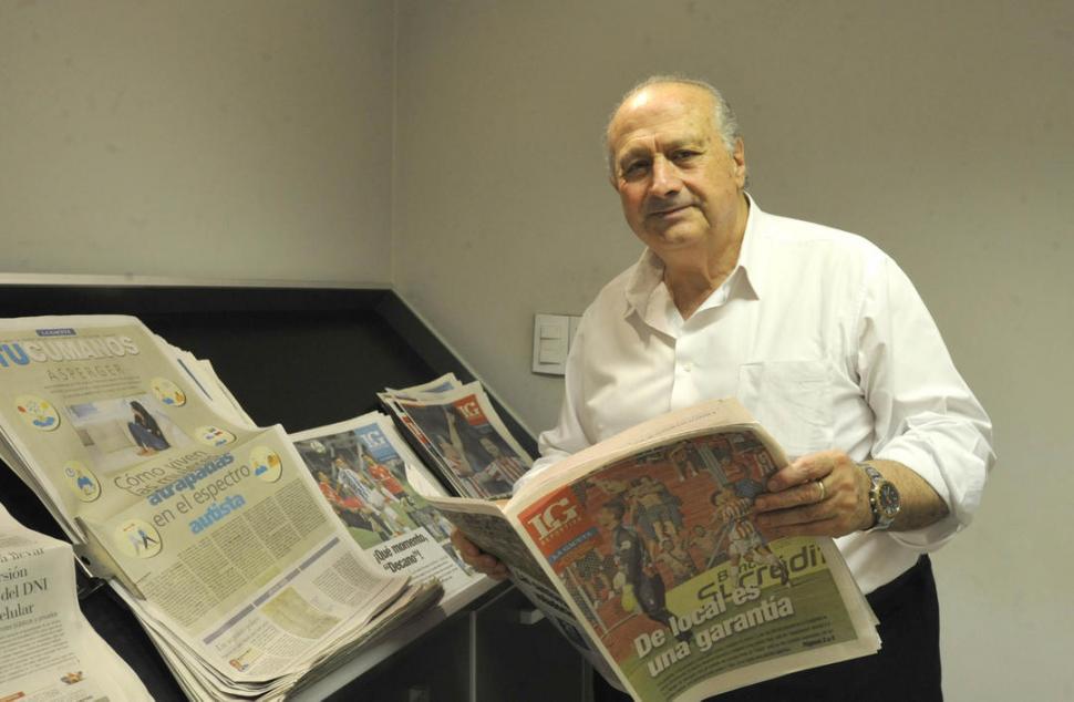 EN LA GACETA. Muratore lee uno de los suplementos de LG Deportiva, durante su visita a la redacción del diario. El presidente honorario de FIBA pasará más tiempo en Tucumán y junto a su familia. la gaceta / foto de antonio ferroni