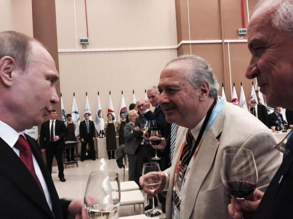 CHARLA. En 2015, Vladimir Putin se detuvo a hablar con Muratore. reuters