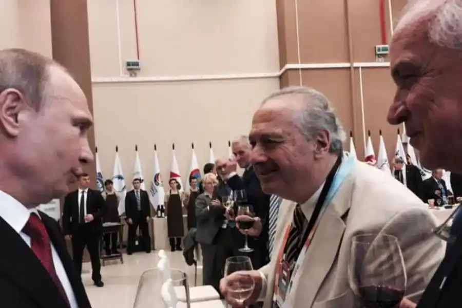 CHARLA. En 2015, Vladimir Putin se detuvo a hablar con Muratore. reuters