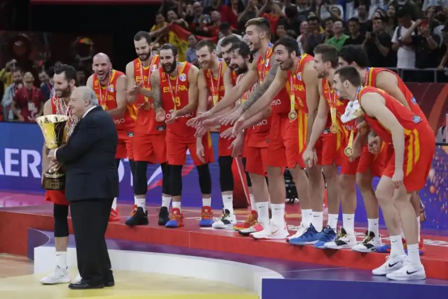 CASI, CASI. Muratore le entregó la Copa del Mundo a España que venció a Argentina. 