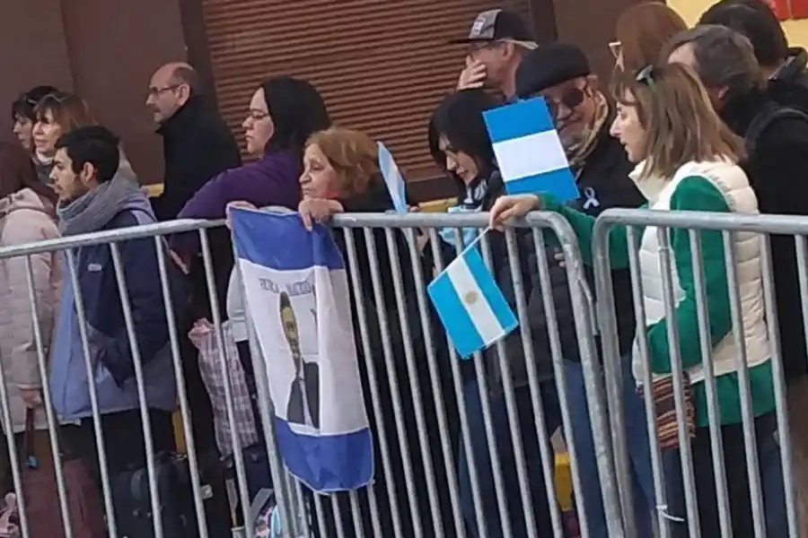 EL 9 DE JULIO. Con la misma bandera que llevó luego a Tafí Viejo, Manuela acompañó a Macri en los actos por el Día de la Independencia.