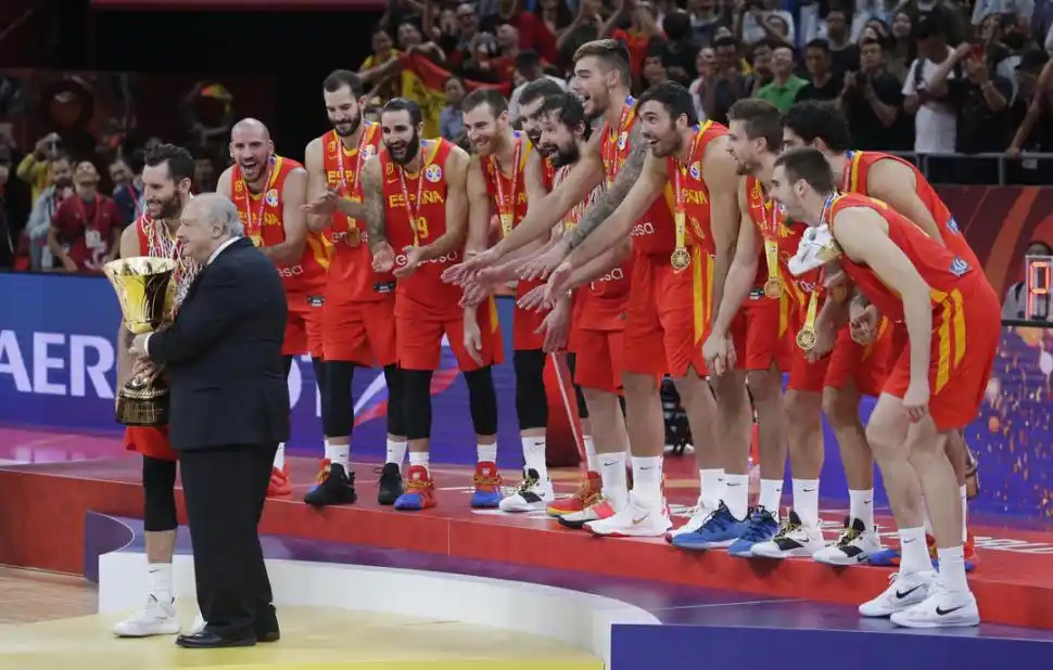 CASI, CASI. Muratore le entregó la Copa del Mundo a España que venció a Argentina. 