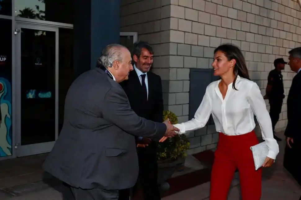 SALUDO REAL. Muratore estrecha la mano con la Reina Letizia, de España.