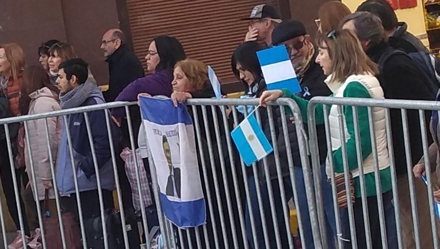 EL 9 DE JULIO. Con la misma bandera que llevó luego a Tafí Viejo, Manuela acompañó a Macri en los actos por el Día de la Independencia.