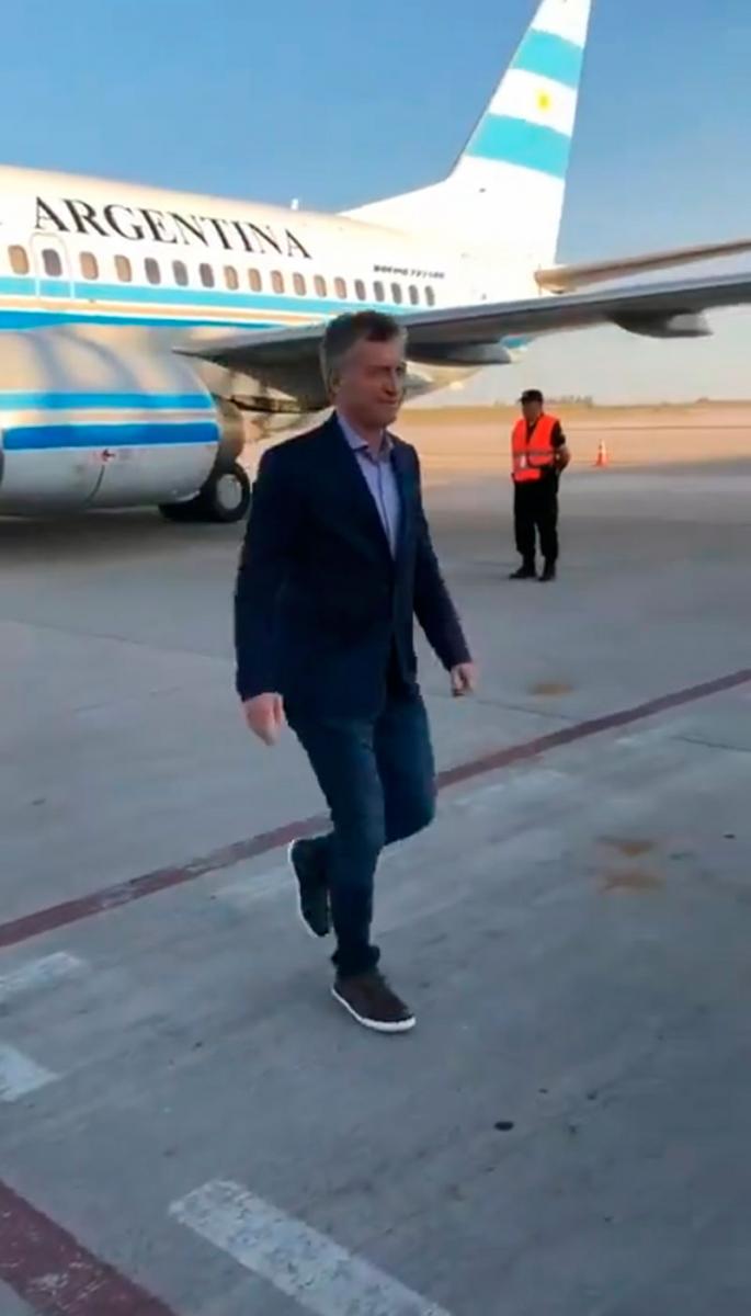 El Presidente baja del avión oficial en el aeropuerto Benjamín Matienzo.
