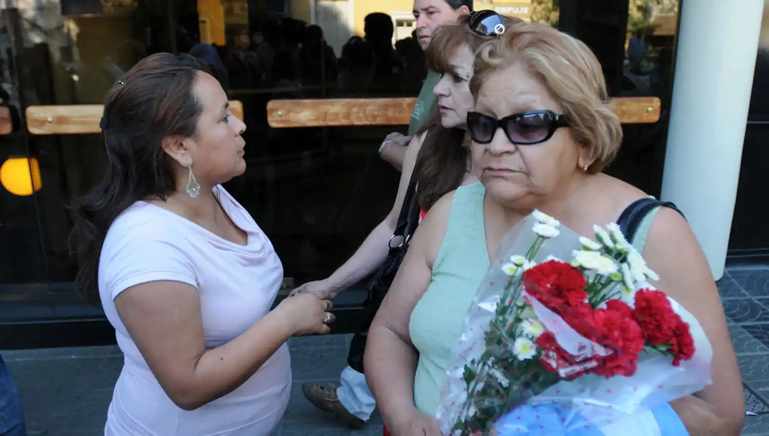 SU ETAPA BUSSISTA. Con un ramo de flores y anteojos negros, Ledesma le dio el pésamea los hermanos Bussi.