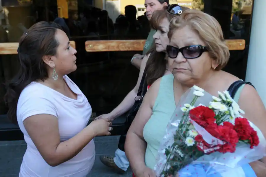 SU ETAPA BUSSISTA. Con un ramo de flores y anteojos negros, Ledesma le dio el pésamea los hermanos Bussi.