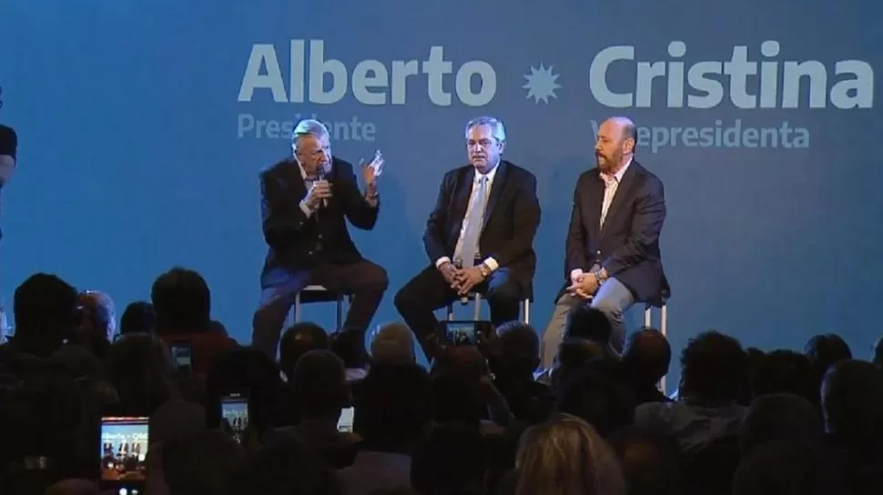 EN LA SEDE. Habla Gioja, titular del PJ, mientras escuchan Alberto Fernández y el gobernador formoseño, Insfrán.  