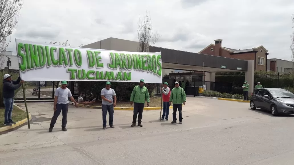 Miembros del Sindicato de Jardineros delegación Tucumán, en una de las acciones que hicieron en un barrio privado de Yerba Buena.