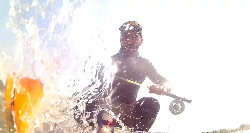 ÚLTIMOS INSTANTES. El  doradillo genera una explosión de agua con sus coletazos.