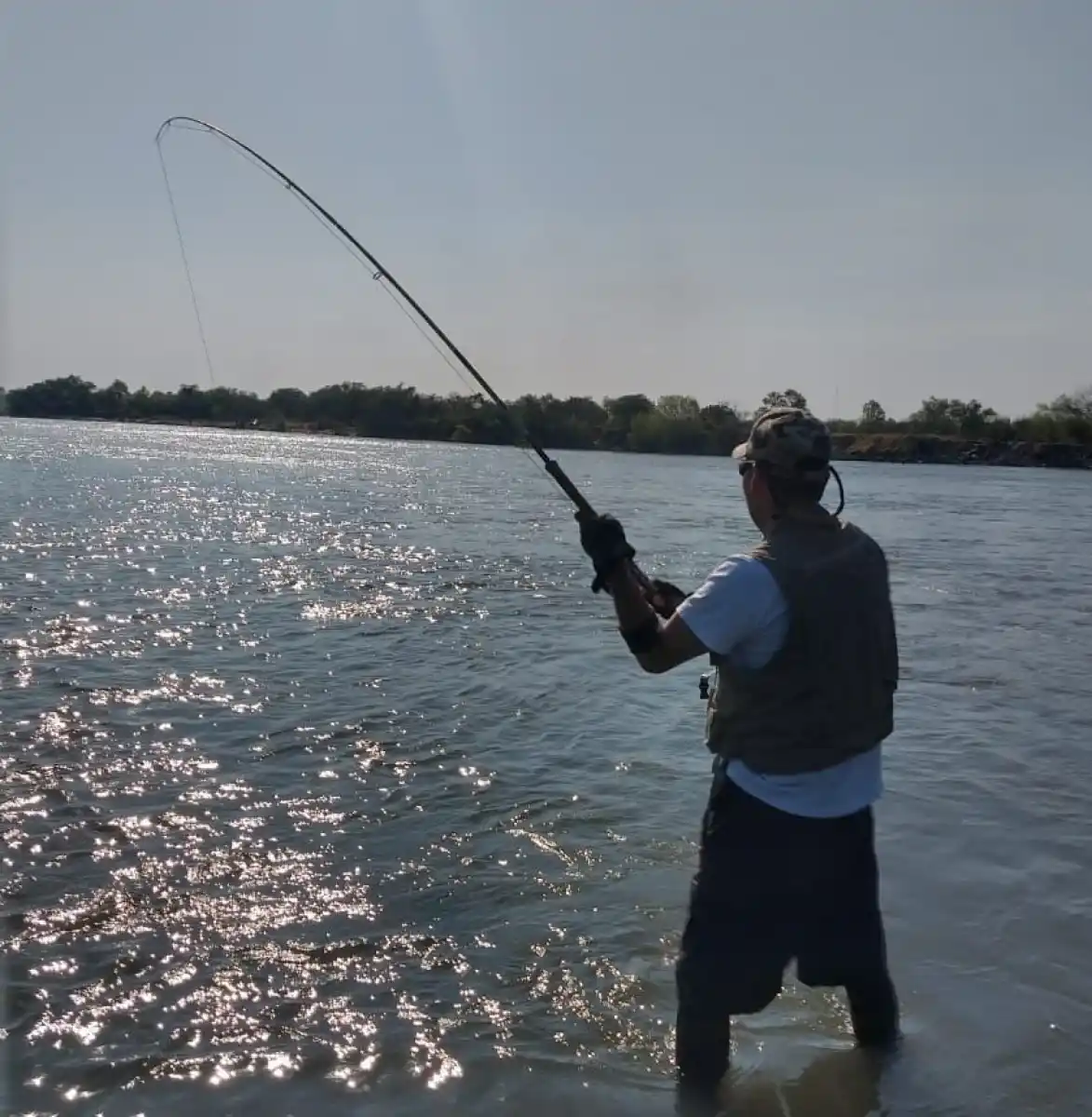 PLENA LUCHA. Exequiel Miras pelea con un doradillo que capturó haciendo fly cast