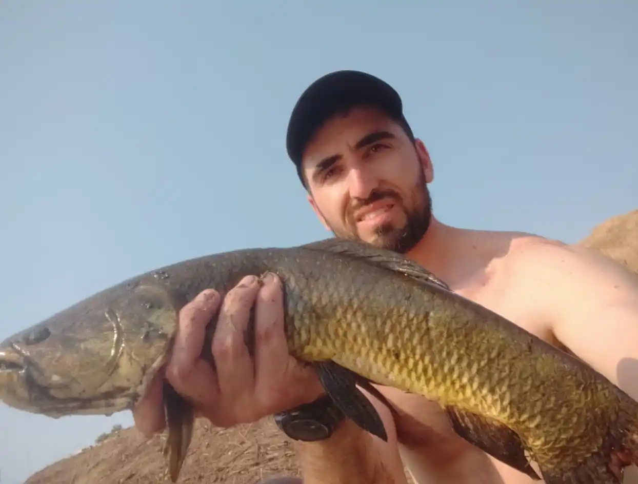 SIEMPRE PRESENTES. Ronald Soria Curi muestra una de las tarariras que capturó en los últimos días.