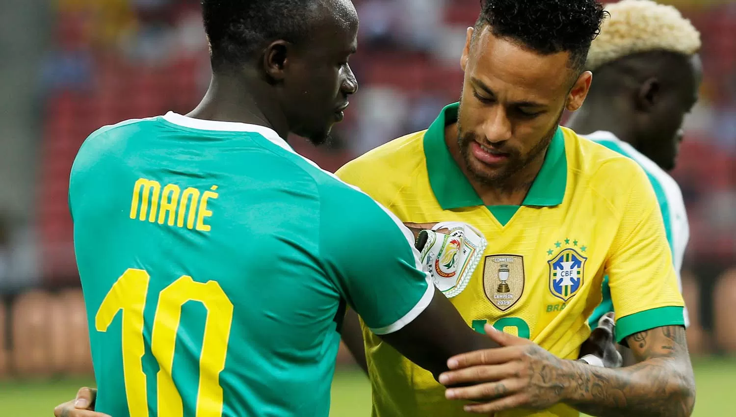 El saludo previo al partido entre Mané y Neymar. El delentaro del Liverpool fue el mejor de la cancha. (Reuters)