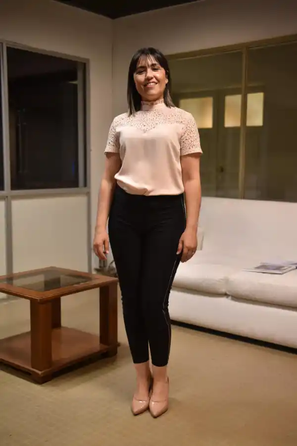   Carrizo lució una blusa nude, un color que viene marcando tendencia.  