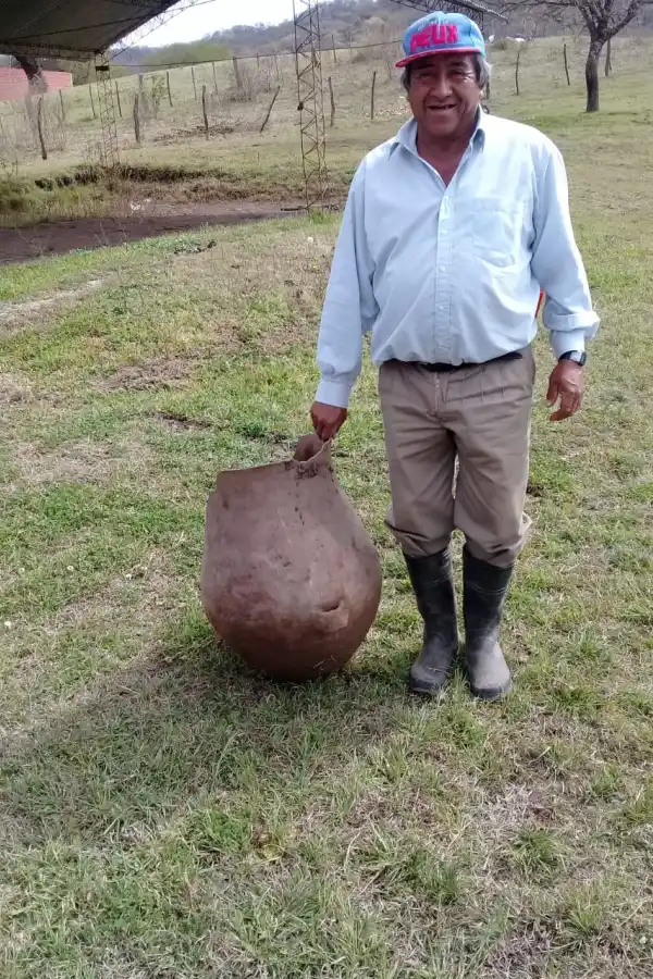 Uno de los hombres del club Las Lajitas que encontraron la urna.