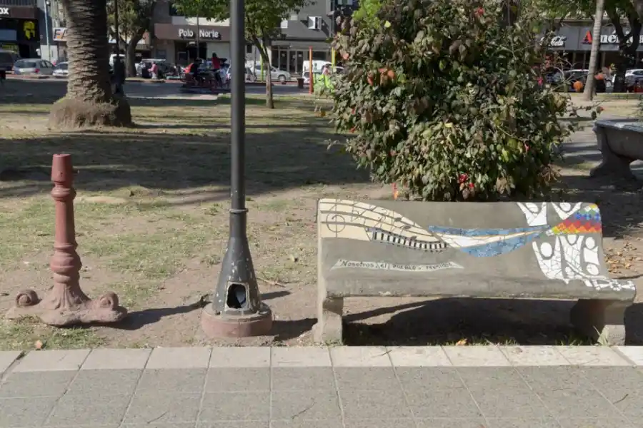  PLAZA ALBERDI 2. A la mayoría de las luminarias le robaron la tapa.